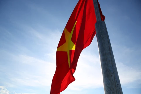 Lá cờ được kéo lên tại cột cờ trên đỉnh núi Thới Lới, đảo Lý Sơn, tỉnh Quảng Ngãi (Ảnh: Tùng Lâm/Vietnam+)