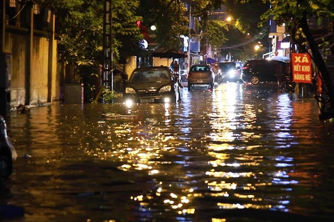 Nhiều tuyến phố ngập trong biển nước tại Thủ đô (Ảnh: Lâm Phan/Vietnam+)