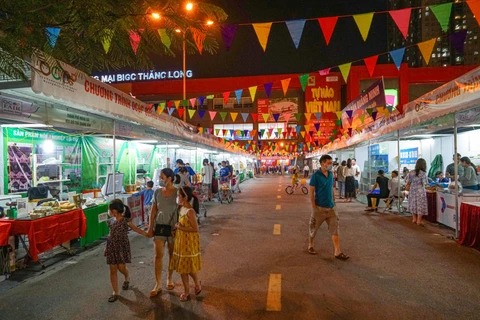 Người dân thủ đô mua sắm tại sự kiện (Ảnh: Lâm Phan/Vietnam+)