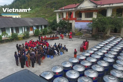 Người dân các dân tộc tại xã Phố Cáo, Đồng Văn, Hà Giang tập trung để nhận quà của báo điện tử VietnamPlus (Ảnh: Lâm Phan/Vietnam+)