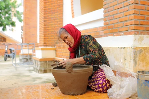 Những người lớn tuổi ngày ngày giữ nghề gốm tại Ninh Thuận (Ảnh: Lâm Phan/Vietnam+)