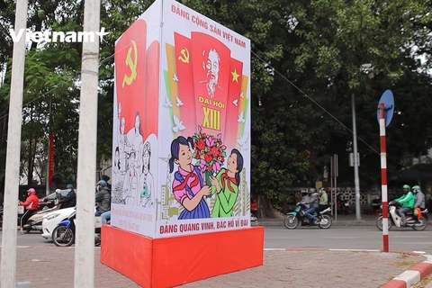 Thủ đô rộn ràng cờ hoa (Ảnh: Lâm Phan/Vietnam+) 