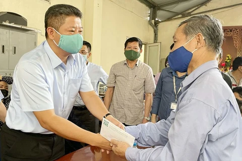 Phó chủ tịch UBND Thành phố Hà Nội thăm hỏi gia đình các nạn nhân vụ hỏa hoạn trên phố Tôn Đức Thắng. (Ảnh: PV/Vietnam+) 