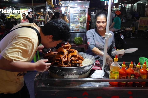 Nhiều món ăn độc đáo được bầy bán tại khu chợ (Ảnh: Lâm Phan/Vietnam+) 