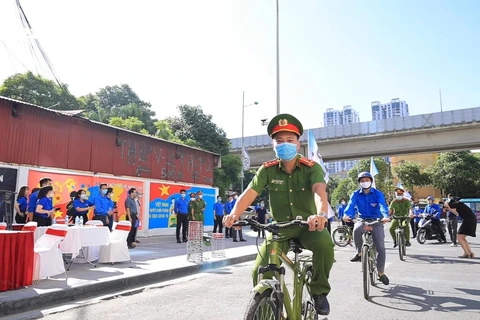 Ra quân đội xe đạp tuyên truyền văn minh đô thị (Ảnh: Hoàng Đạt/Vietnam+)