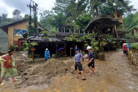 Người dân làm du lịch cộng đồng tại bản Cát Cát, huyện Sa Pa, tỉnh Lào Cai khắc phục hậu quả do mưa lũ gây ra. (Ảnh: Quốc Khánh/TTXVN)