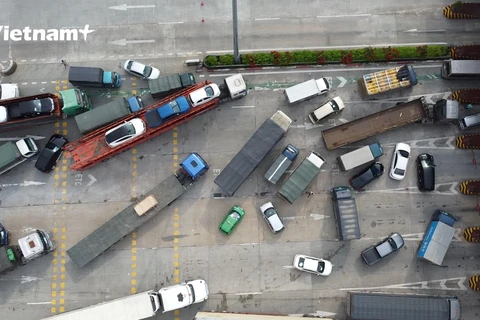 Tác phương tiện hỗn loạn tại trạm thu phí Pháp Vân - Cầu Giẽ (Ảnh: Hoàng Đạt/Vietnam+)