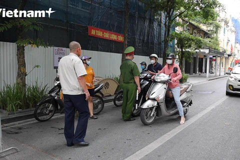Lực lượng chức năng kiểm tra các phương tiện (Ảnh: Hoàng Đạt/Vietnam+)