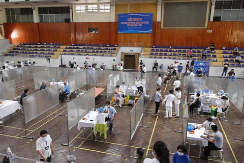 Cận cảnh điểm tiêm vaccine theo mô hình “bệnh viện dã chiến” ở Hà Nội