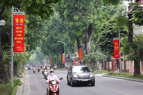 Đường phố Hà Nội khoác màu áo mới chào mừng ngày giải phóng Thủ đô