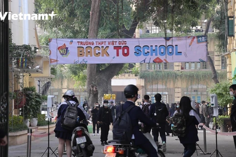 [Video] Sau nửa năm, học sinh khối 12 Thủ đô phấn khởi trở lại trường
