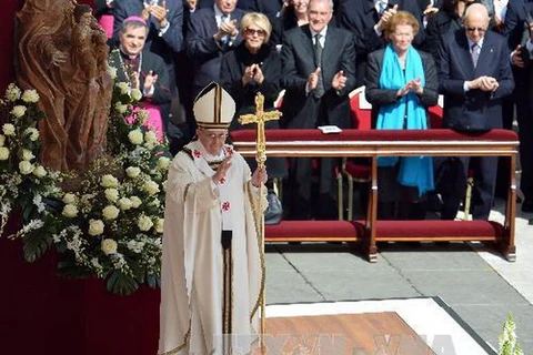 Giáo hoàng Francis I vào bảo tàng tượng sáp ở Italy