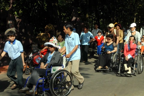 Tặng xe lăn cho người khuyết tật vận động Ninh Bình