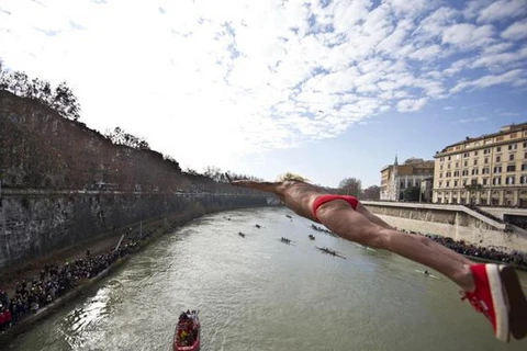 Rome chào Năm mới bằng màn nhảy sông truyền thống