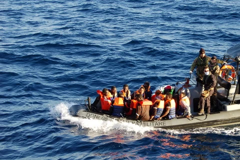 Nhiều người nhập cư chết đuối khi cố bơi tới Tây Ban Nha