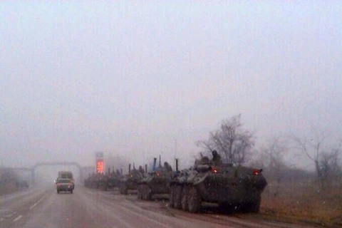 An ninh Ukraine chặn xe bọc thép Nga vào Simferopol
