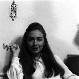 Dân Mỹ “phát sốt” với ảnh bà Hillary Clinton thời sinh viên