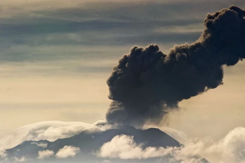 Người dân Peru sơ tán khẩn cấp vì núi lửa hoạt động mạnh