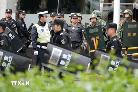 Cảnh sát Trung Quốc tuần tra vũ trang tại ga tàu điện ngầm