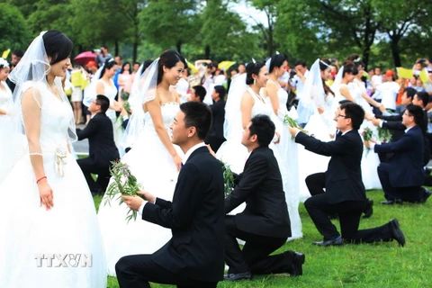 [Photo] 100 cặp tham dự đám cưới tập thể ở Trung Quốc
