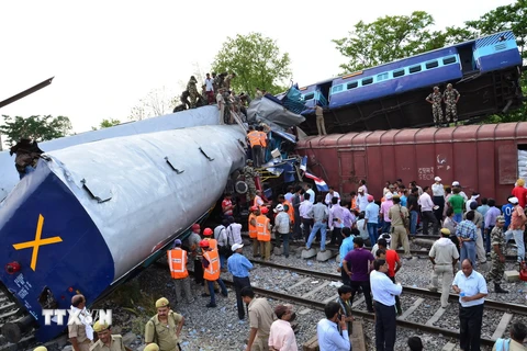 [Photo] Ít nhất 20 người chết trong vụ tai nạn tàu hỏa ở Ấn Độ
