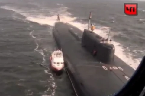 Tàu ngầm hạt nhân Nga bất ngờ nổi lên cứu xuồng máy
