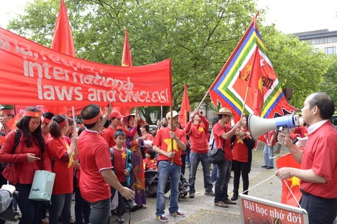 Dòng người biểu tình phản đối Trung Quốc rực đỏ tại Hannover