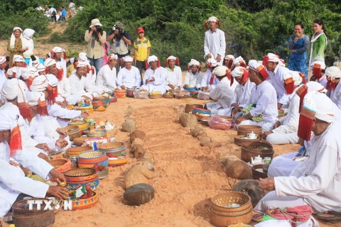 [Photo] Đồng bào Chăm ở Bình Thuận rộn ràng đón Tết Ramưwan