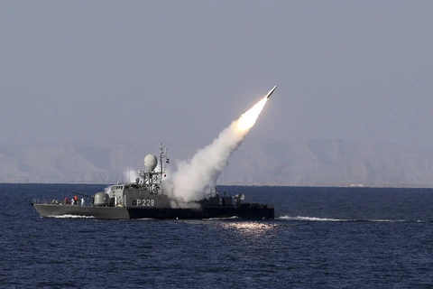 Iran lớn tiếng đòi Mỹ lui tàu chiến ra xa để tập trận hải quân