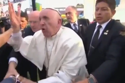 Giáo hoàng nổi cáu sau khi bị kéo ngã (Nguồn: Fox News)