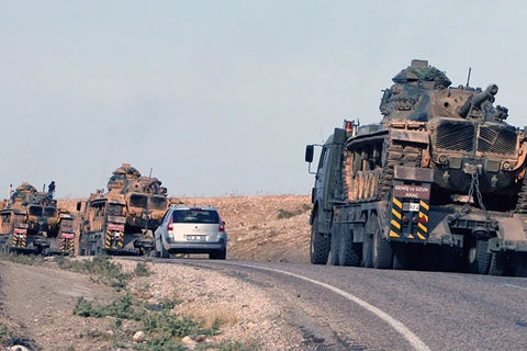 Xe tăng Thổ Nhĩ Kỳ được vận chuyển ra khu vực biên giới giáp với Syria (Nguồn: Sputnik)