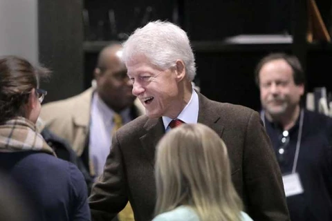 Ông Clinton chào và nói chuyện với nhiều người trong điểm bỏ phiếu Newton Free (Nguồn: MSN)