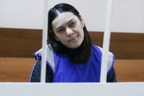 Bobokulova mỉm cười khi xuất hiện lần đầu tại tòa án Nga (Nguồn: Daily Mail)