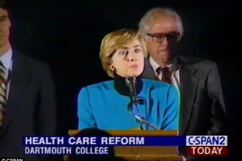 Ông Sanders đứng sau bà Clinton trong một cuộc họp báo về y tế diễn ra hồi năm 1994 (Nguồn: Daily Mail)
