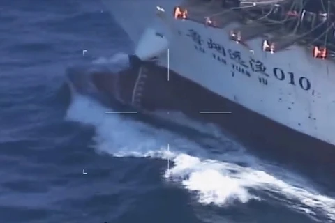 Video cho thấy cảnh sát biển Argentina bắn liên tục vào tàu cá Trung Quốc (Nguồn: YouTube)