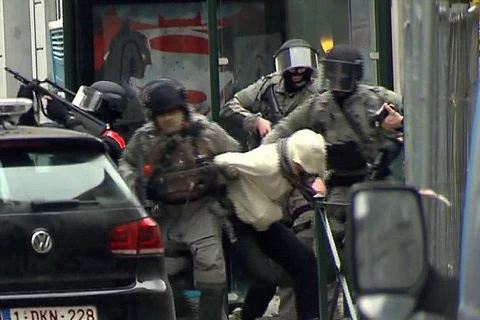 Salah Abdeslam bị lôi ra xe cảnh sát (Nguồn: Daily Mail)