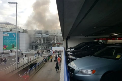 Khói bụi bốc lên tại sân bay sau các vụ nổ (Nguồn: Twitter)