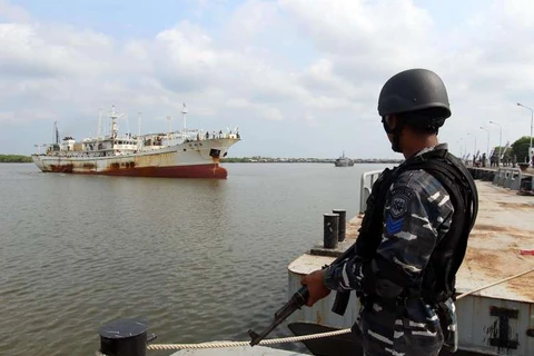 Binh lính Indonesia canh gác con tàu cá Trung Quốc mới bị bắt giữ (Nguồn Jakarta Post)