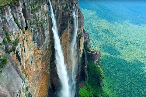Flycam đã mang tới góc nhìn lạ về thác Angel (Nguồn: RT)