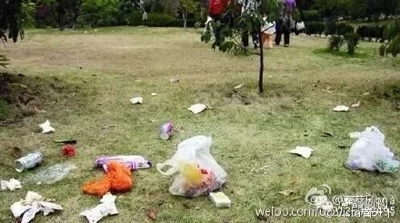Mạng Weibo ở Trung Quốc đang xôn xao trước hàng chục bức ảnh cho thấy nhiều hành vi kém văn minh của du khách, như xả rác khắp nơi. (Nguồn: Shanghaiist)