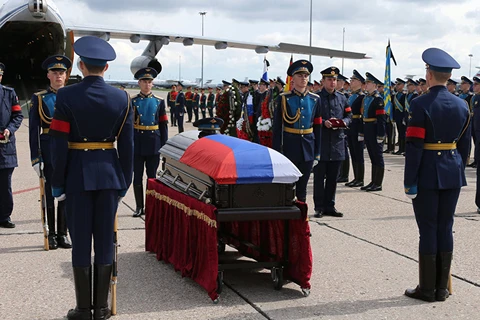 Lễ tang người lính đặc nhiệm can đảm đã được tổ chức theo các nghi thức trọng thể nhất của quân đội Nga (Nguồn: Sputnik)