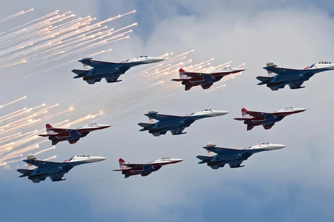 Các đội thuật lái nhào lộn nổi tiếng thế giới “Tráng sĩ Nga” và “Cánh én” với thành phần gồm năm máy bay SU-27 và bốn máy bay MiG-29 (Nguồn: EPA)