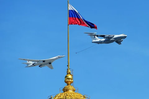Máy bay ném bom chiến lược Tu-160 bay sau máy bay tiếp dầu trong lễ duyệt binh (Nguồn: Sputnik)