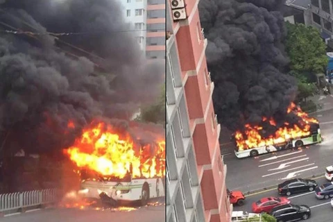 Hình ảnh chiếc xe buýt bốc cháy trên đường phố Thượng Hải (Nguồn: Shanghaiist)