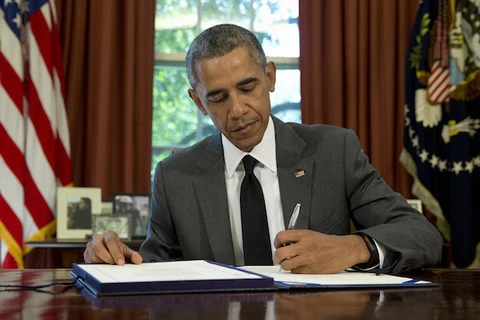 Ông Obama không đeo nhẫn khi ký thông qua quyết định xây đường cao tốc (Nguồn: FreeBeacon)