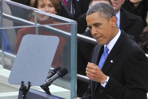 Ông Obama nhìn vào máy phóng chữ trong một lần phát biểu trước công chúng Mỹ (Nguồn: EndTime)