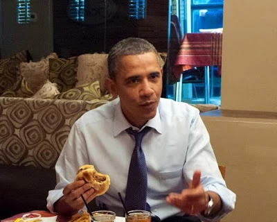 Ông Obama dùng bữa trong một cửa hàng bán đồ ăn nhanh (Nguồn: Tumblr)