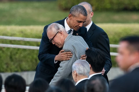 Ông Obama ôm một người sống sót sau vụ ném bom nguyên tử xuống Hiroshima (Nguồn: AFP)