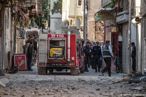 Hiện trường một vụ tấn công bằng rocket ở Gaziantep, Thổ Nhĩ Kỳ (Nguồn: DW)