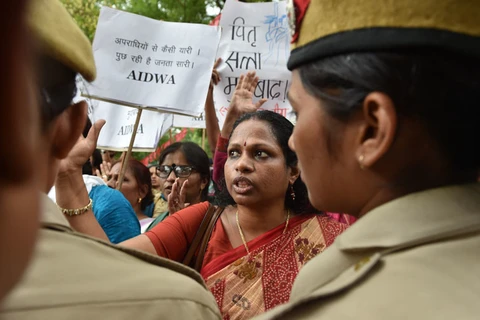 Các nhà hoạt động biểu tình sau vụ hiếp dâm một nữ sinh viên ở Kerala, Ấn Độ (Nguồn: RT)